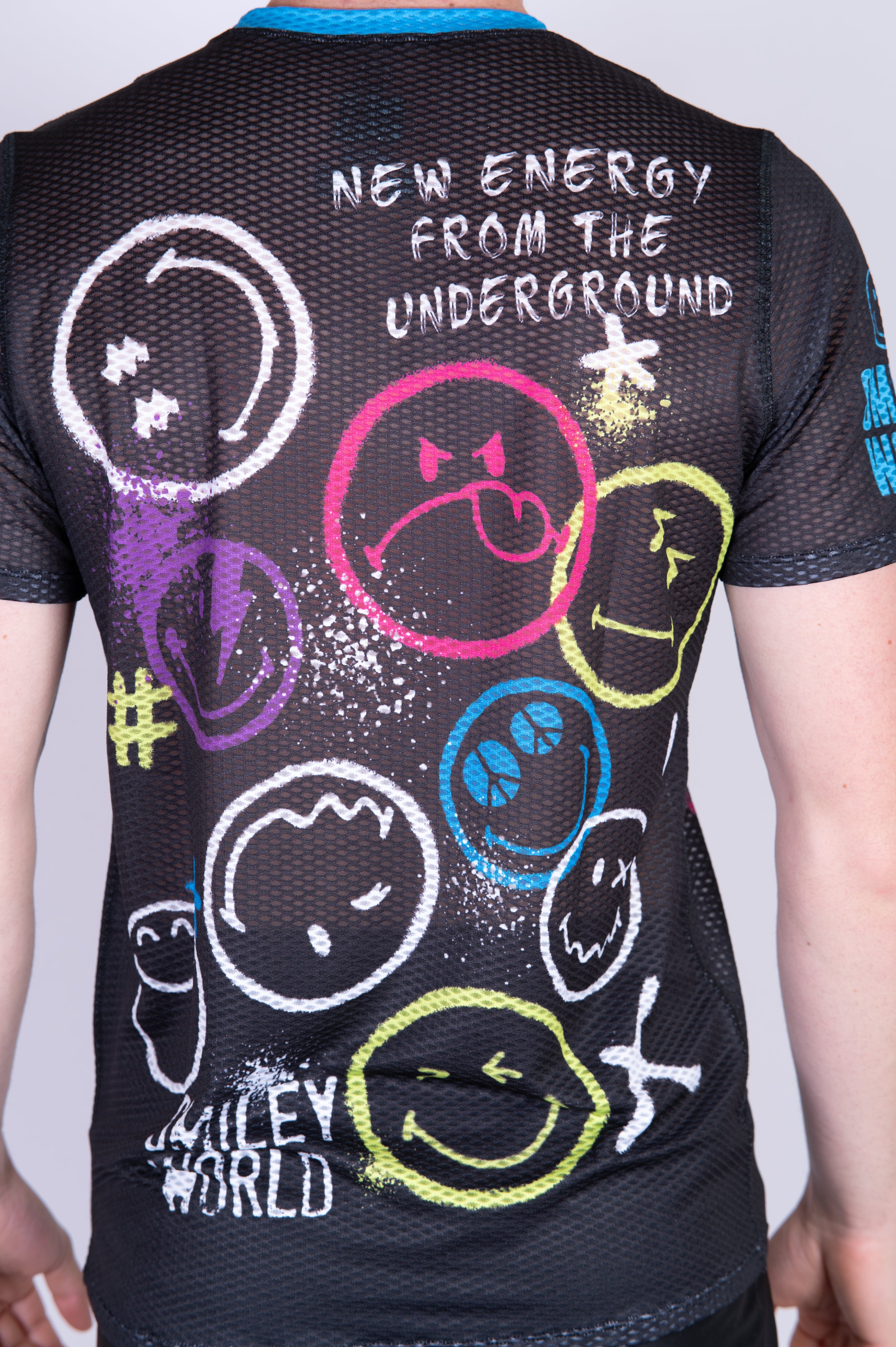 ミュージシャン TOMORROW X TOGETHER Smiley T-Shirt OTSO Men's Short Sleeve Technical Running T-shirt - Smiley