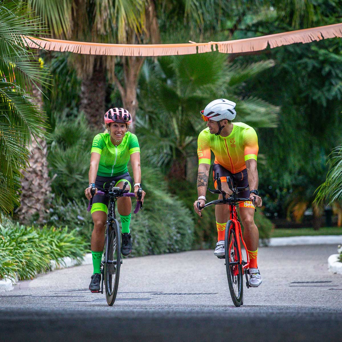 Rogelli Core Maillot Cyclisme Homme Manches Courtes – Confortable, Poches Arrière, Noir/Fluo, Idéal Débutants & Confirmés